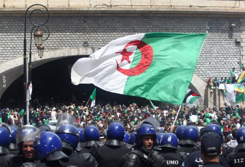 رفضاً للرئيس المؤقت.. مظاهرات ضخمة بالجزائر والأمن يواجه بخراطيم المياه وقنابل الغاز