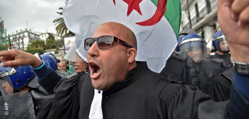 فنانو الجزائر ومحاموها يشاركون في التظاهرات ضد بوتفليقة و