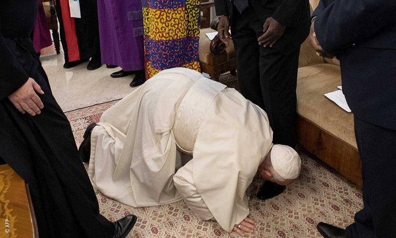 البابا فرانسيس يقبل أقدام زعيمَي الصراع في جنوب السودان راجياً إياهما 