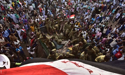 السودان: المجلس العسكري يعتقل مسؤولين في حكومة البشير ويفشل بفض الاعتصام