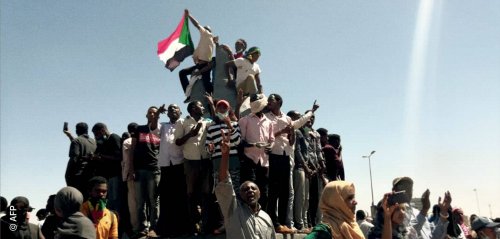 الحراك في السودان يمدّ يده للجيش فهل يكسر العسكرُ حيادَه ويُرجح كفّة الشعب؟