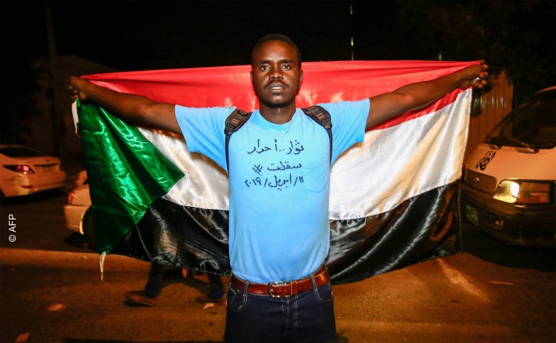 السودان: المجلس العسكري ينفي طمعه بالسلطة ويرفض تسليم البشير والمتظاهرون يتحدونه