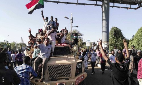 تحول لافت في السودان..الجيش يتدخّل لحماية متظاهرين من قوات الأمن