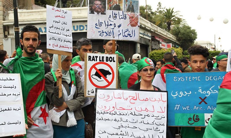مئات الآلاف من الجزائريين يتظاهرون في الجمعة التاسعة ضد 