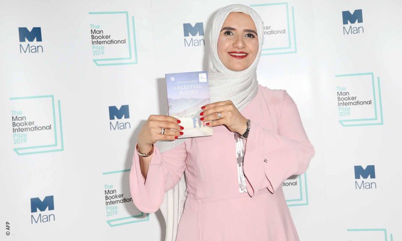 جوخة الحارثي أول كاتبة عربية تحصد جائزة 