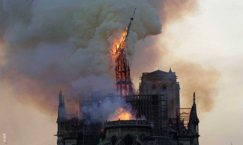 حريق كاتدرائية نوتردام…النيرانُ في باريس والدُخانُ في قلوب العالم