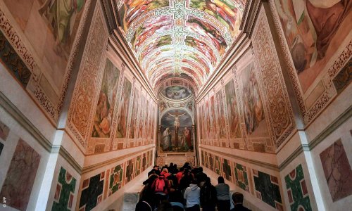 صعد عليه المسيح...الفاتيكان يكشف "الدرج المقدس" لأول مرة منذ 300 عام