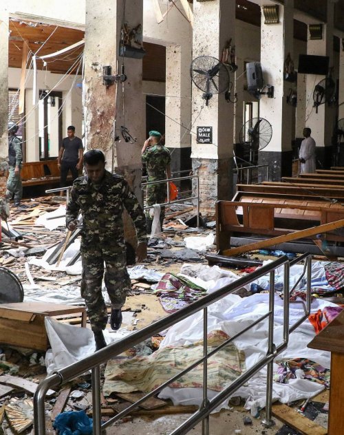 عيد فصحٍ دامٍ في سريلانكا: 207 قتلى في تفجيرات متلاحقة هزت كنائس وفنادق
