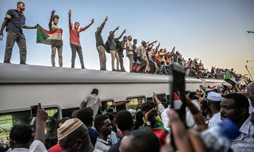 استقالة 3 أعضاء من المجلس العسكري في السودان و"مسيرة مليونية" للمطالبة بحكم مدني