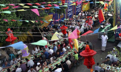 60% من سكانها فقراء.. مصر تقيم أكبر مائدة إفطار رمضانية في عاصمتها "غير المأهولة"