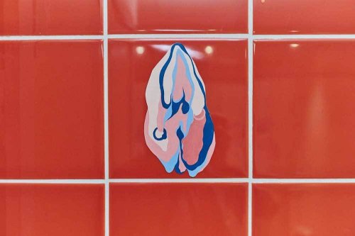 "يعيش الفرج" حملة لرسم أعضاء المرأة التناسلية في حمامات لندن