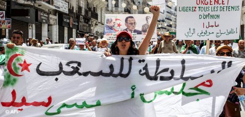 "دولة مدنية لا عسكرية"... متظاهرو الجزائر يتحدّون قائد الجيش