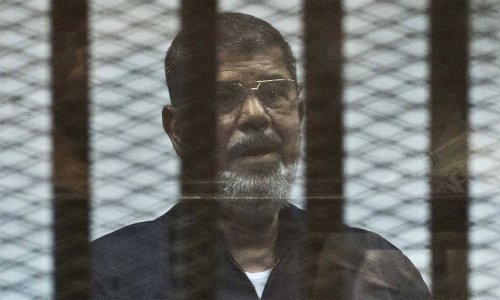 الإندبندنت: الأمن المصري "قتل" مرسي حين تركه 20 دقيقة ملقى على الأرض