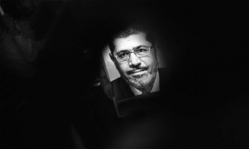 دفن فجراً دون جنازة... لماذا يخشى النظام المصري تشييع محمد مرسي؟