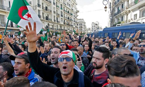 "الزحف الأكبر"… الحراك الجزائري يحتفي بالثورة وعينه على "استقلال جديد"