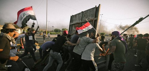 90 قتيلاً في تظاهرات العراق ومقتدى الصدر يدعو الحكومة إلى الاستقالة
