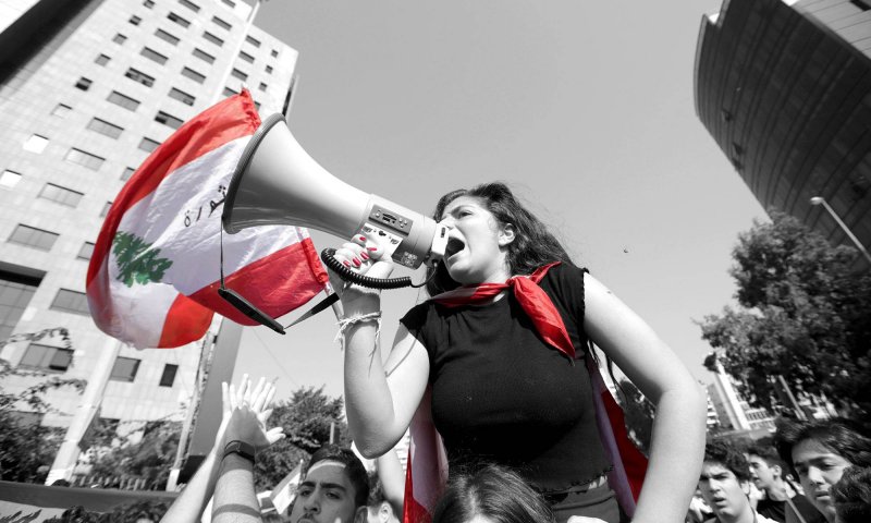 ساحات الثورة اللبنانية تنظّف نفسها بوعي شبابها