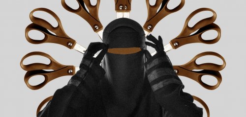 "لإجبارهن على ارتداء الحجاب"... منتقبات يقصصن شعر نساء في مترو أنفاق القاهرة