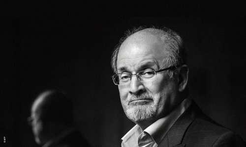 ثلاثون عاماً من الحياة بدم مهدور... لماذا نتحدث عن سلمان رشدي اليوم؟
