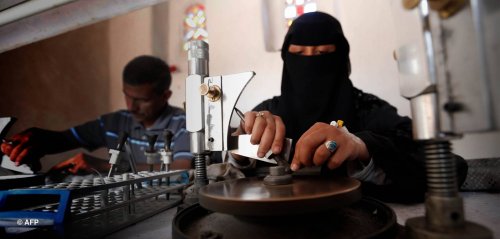 "يريدونها جاهلة ومطيعة ومربية أطفال"… عن المرأة العاملة في اليمن