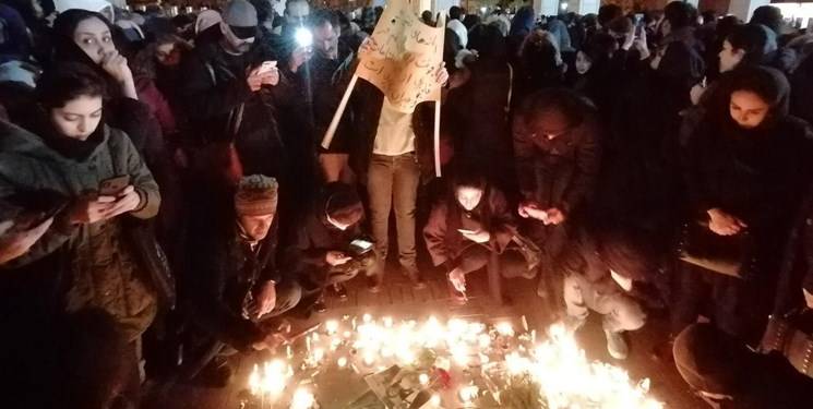 طلاب طهران يتضامنون مع ضحايا الطائرة الأوكرانية ويمزقون صورة كبيرة لقاسم سليماني