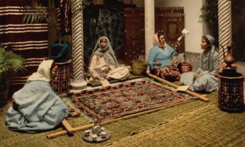 "الزربية"... نساء قرويات ينسجن السجاد على إيقاع الأغاني الشعبية في الجزائر