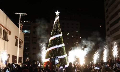 "نحن أصحاب الحق التاريخي باحتفالات المسيح"... إضاءة "شجرة الميلاد" في غزة