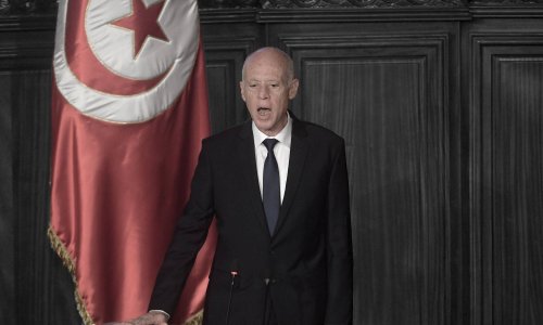 وسط اتهامات بالشعبوية وتجاهل الأزمات... كيف يرى تونسيون أداء رئيسهم الجديد؟