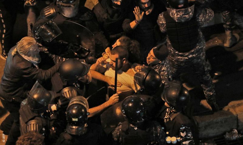 سحل وضرب وتوقيفات… استشراس أمني  على المتظاهرين اللبنانيين خلال ليلتين من 