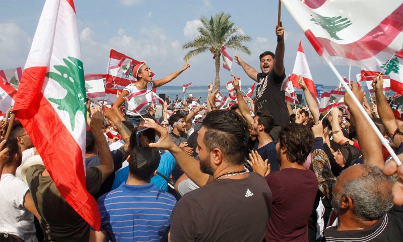 أبناء الجنوب والانتفاضة اللبنانية... قلة تقاوم علناً وكثيرون يحاولون خلف الجدران بصمت