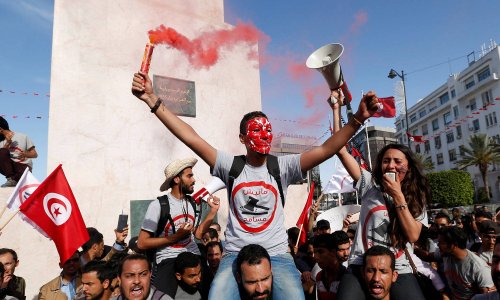 معاناة لم تنتهِ... مواجهات بين مواطنين والأمن في جِلمة التونسية بعد انتحار شاب