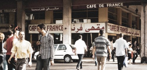 فنجان قهوة في فيلم "كازابلانكا"، والذكرياتُ نادلاتُ المقهى ..."مقهى فرنسا" في الدار البيضاء