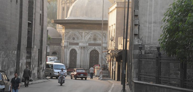 بئر للعشّاق وبيت لنجومِ جيمس بوند... عن معالمِ شارع الصّليبة في قلب القاهرة