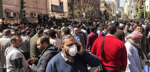 "ثورة ثورة حتى المصل"... مسيرة وحرق "علم كورونا" في مصر