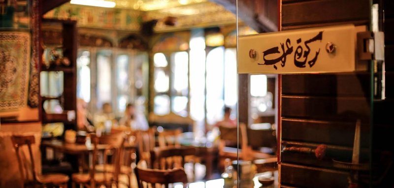 "لن تضيّع وقتك هنا"... سحر الجلوس بين "الغرباء" في مقاهي عمّان
