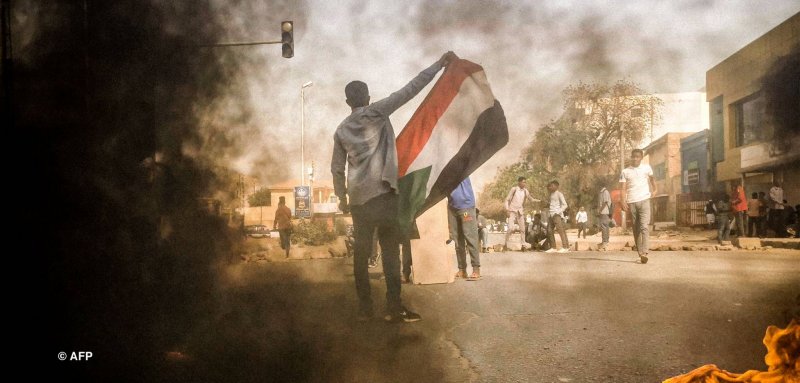 "عنف ثم تحقيق"... الشرطة السودانية تواجه متظاهرين سلميين بالعصي وقنابل الغاز