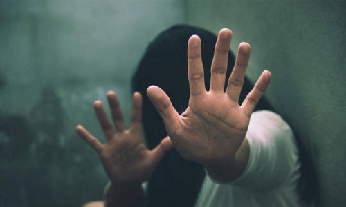 محاولات عشائرية لـ"احتواء" القضية… خمسة شبان يتناوبون على اغتصاب سائحة في فلسطين