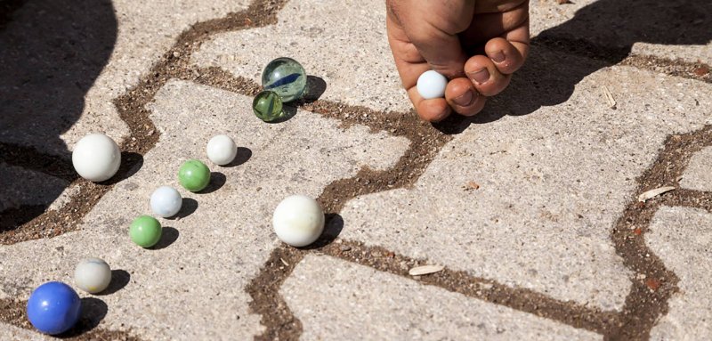 أجداد يلعبون وأحفاد يتفرّجون… تونسيون يحيون ألعاب زمان لكسر الملل