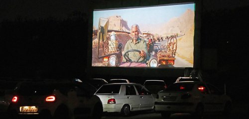 تعقّموا وابقوا في السيارات وشاهدوا الأفلام... Drive-in Cinema في إيران بعد 44 عاماً