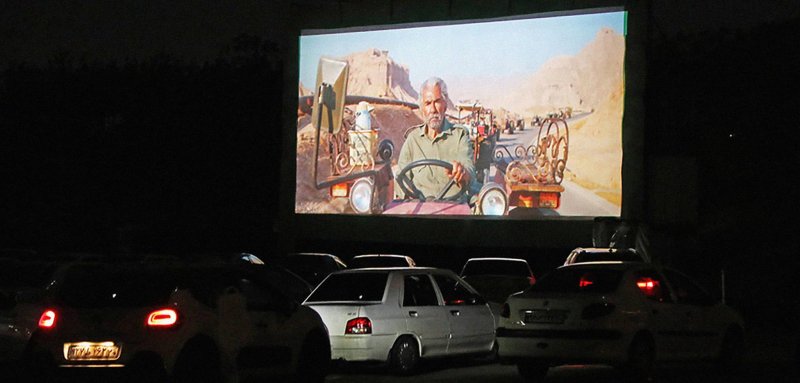 تعقّموا وابقوا في السيارات وشاهدوا الأفلام... Drive-in Cinema في إيران بعد 44 عاماً