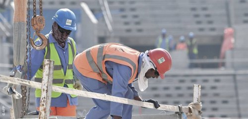 العفو الدولية: عمال أجانب يكافحون للحصول على رواتبهم في قطر والحكومة متقاعسة
