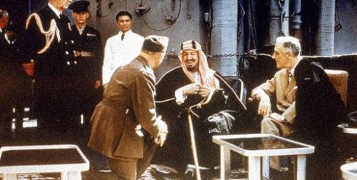 تحالفٌ ممتدٌ منذ عام 1945...  أزمة النفط الحالية تُهدّد ما أسّسه روزفلت مع الملك عبد العزيز
