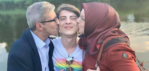 "الحبّ انتصر!"... شاب سوري مثليّ الجنس يُعلن تصالح والديه معه