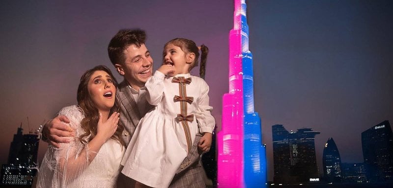احتفال بإعلان جنس المولود في برج خليفة… بين مهاجمة الزوجيْن و