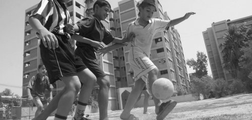 لعب فيها الشباب بكل طوائفه... هل يشهد العراق نهاية الملاعب الترابية؟