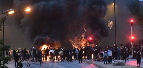 حرقوا القرآن وركلوه كالكرة… صدامات عنيفة في السويد عقب فعالية مناهضة للإسلام