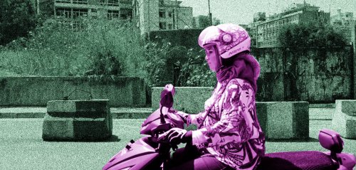 لأول مرة في العالم العربي... سيدة لبنانية تحوّل دراجتها النارية إلى "تاكسي"
