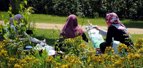 "كيف تخرجين بلا حجاب أمام زوجك؟"... أسئلة وصور نمطية تواجهها مسلمات في هولندا