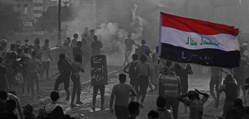 "الحكومة باعتنا"... أحزاب تسيطر على ساحة التحرير وتُخرجها من أيدي المحتجين
