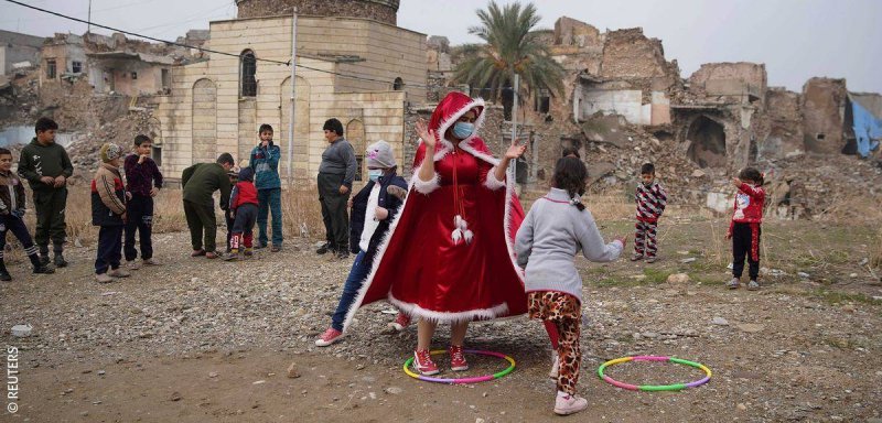 ماما سانتا… شابة كردية تنشر البهجة وسط حطام الموصل